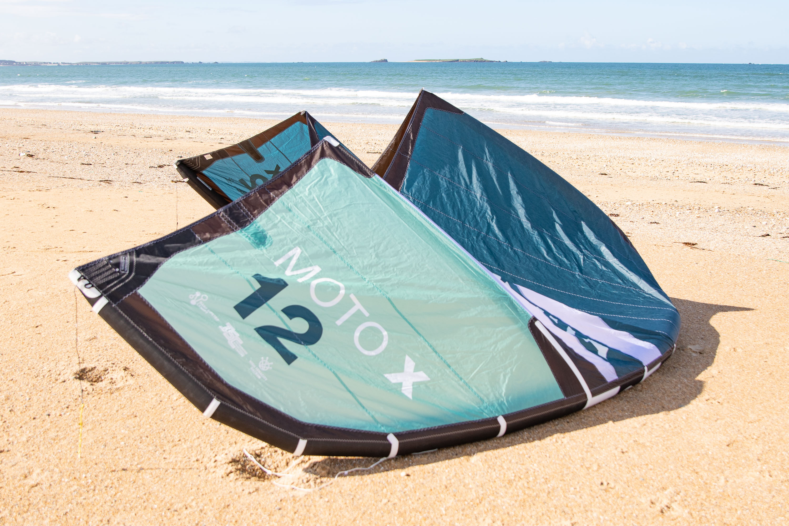 Un kite Cabrinha de notre école de kitesurf sur la plage