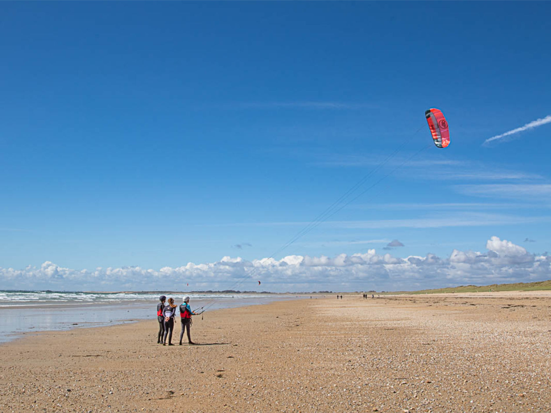 A semi-private lesson using a hybrid kite at Le Mentor