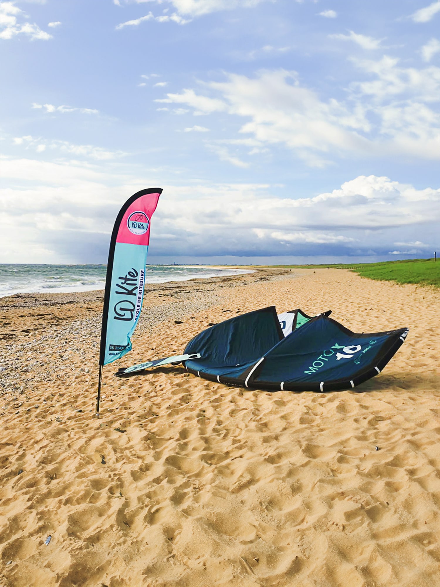 The LD Kite kitesurfing area for the lesson is marked by a beach flag