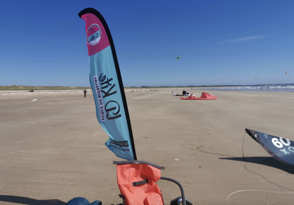 Kitesurfing lessons at the beach in Le Mentor