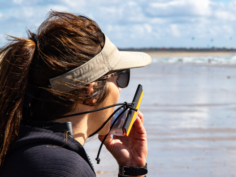 Une monitrice de LD Kite qui utilise le talkie-walkie